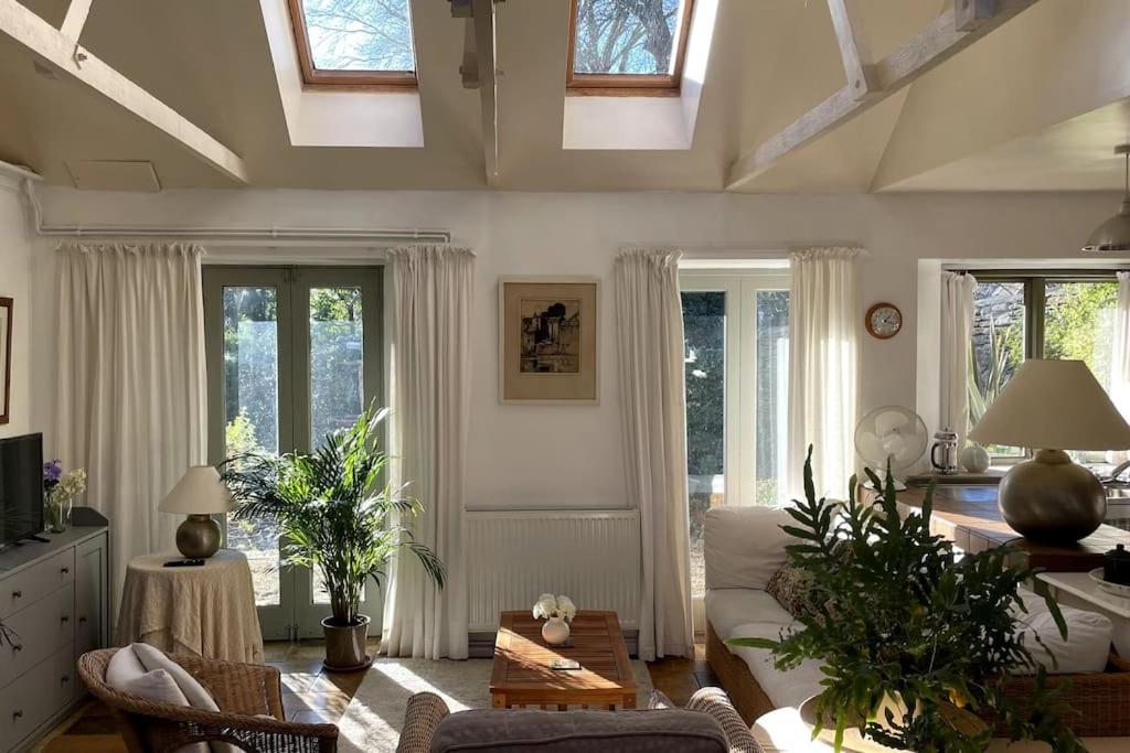 Barn End a spacious cottage set in mature grounds, Chippenham