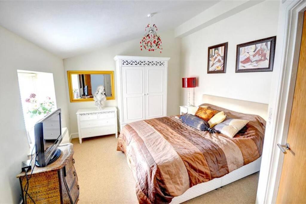 Osprey - Modern Apartment in Fab Location - Sleeps Up To 5!, Scarborough