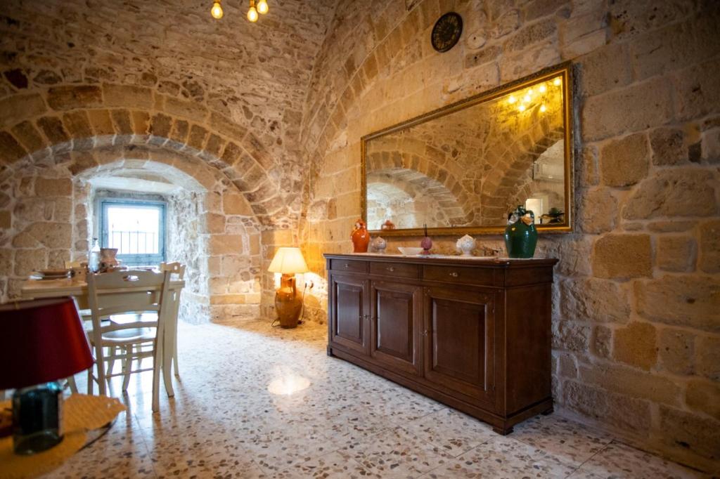 DOMUS CESARE - dimora storica totalmente in pietra nel cuore del centro storico con cabina doccia pietra in camera e zona relax esterna-historic residence entirely made of stone in the heart of the historic center with stone shower cabin in the room - 2