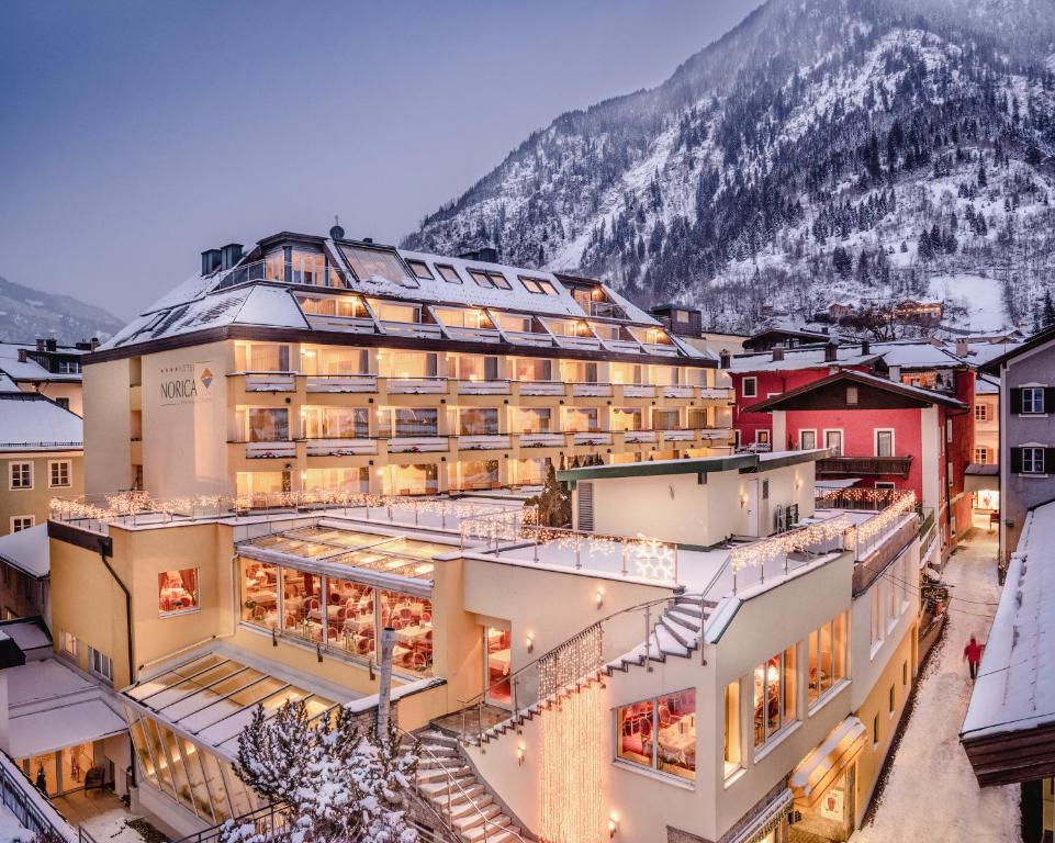 Hotel Norica - Thermenhotels Gastein mit dem Bademantel direkt in die Therme - 3
