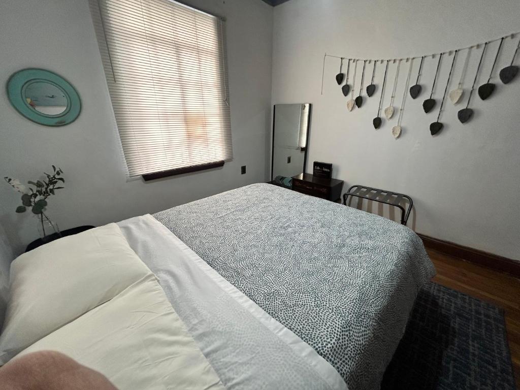 AMAZING RESTORED 1940s ART-DECO APARTMENT - 5