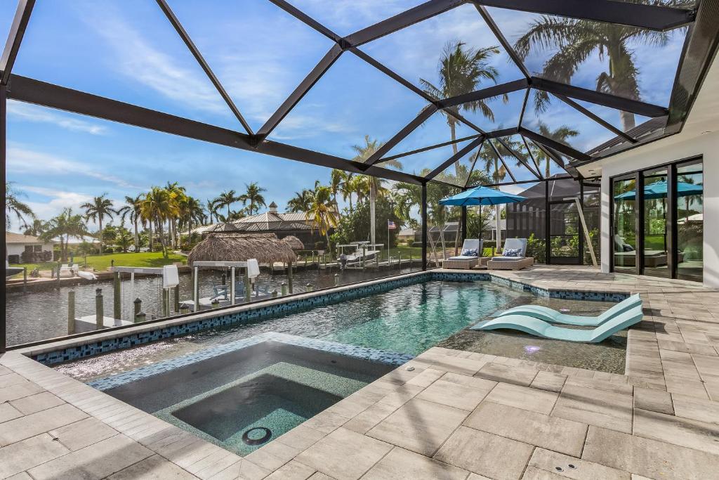 Minutes to the River! Dock, Tiki Hut, Heated Pool & Spa and AWE! - Casa Luxe Palmera - Roelens, Cape Coral