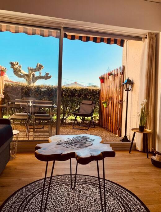 Studio du port avec terrasse, parking privatif, piscine dans résidence , wifi, ménage compris, Andernos-les-Bains