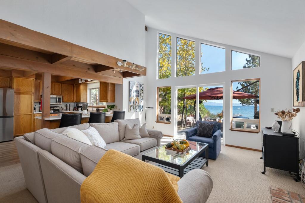 Waves End Lakefront - 3BR Tahoe Vista w Private Sandy Beach, Walk to Town!, Tahoe Vista