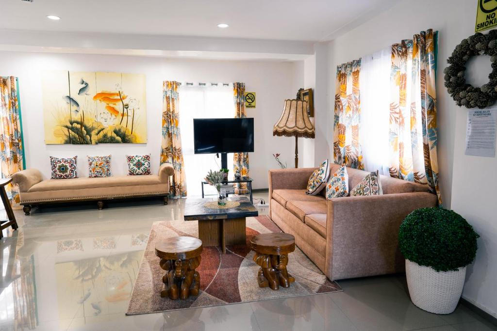 Shared lounge/TV area