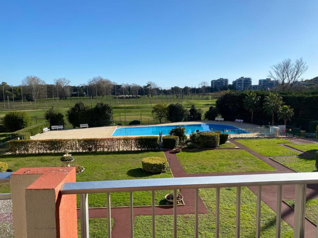 Joli appartement calme avec vue piscine, Mandelieu-la-Napoule