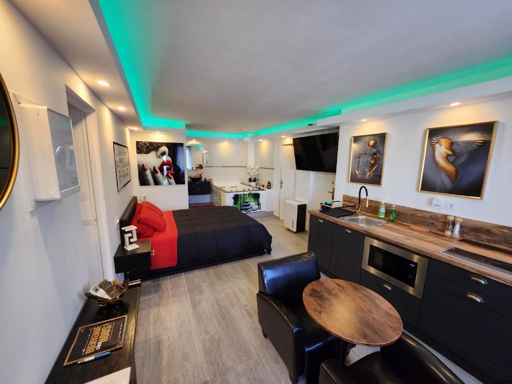 Love Room romantique avec Jacuzzi 2 places - 1