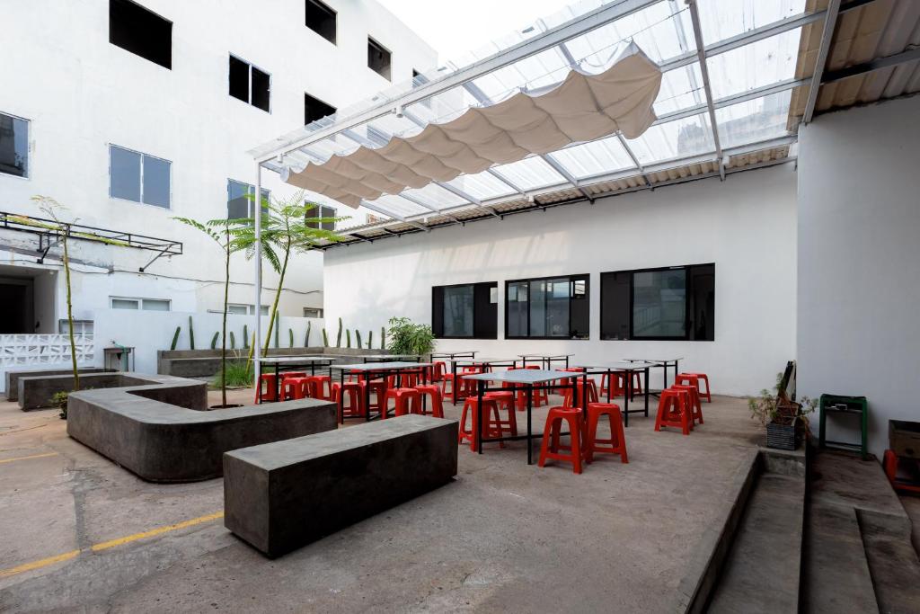 RedDoorz near Mangga Dua Mall