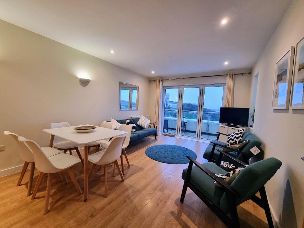 Beach House Three-Bedroom Apartment with Sea View (Dog friendly)