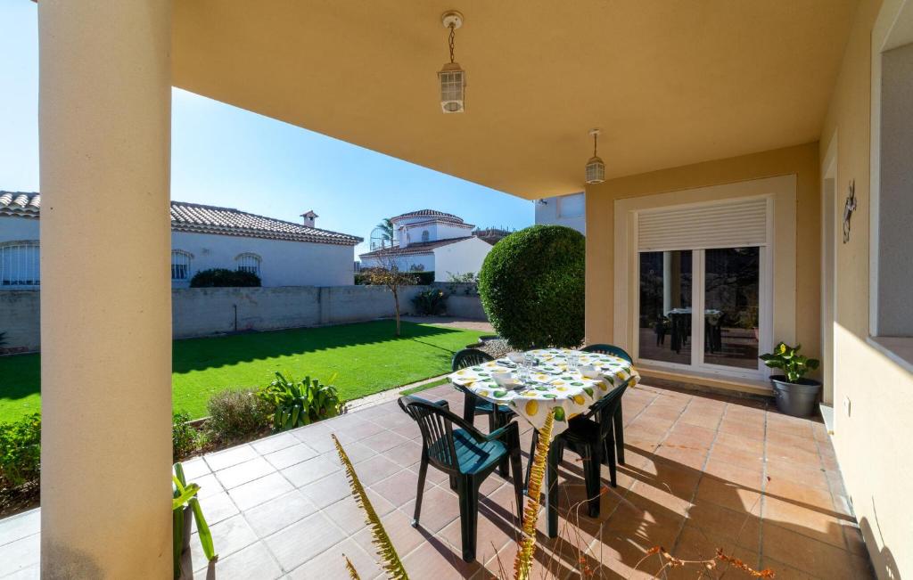 3 Bedroom Beach Front Home In Miami Platja - 2