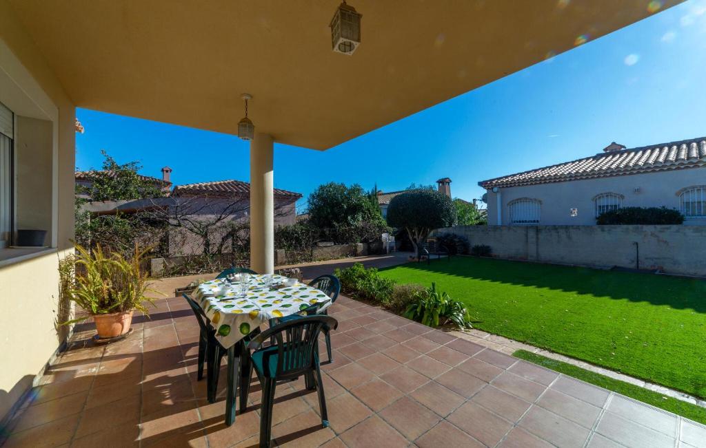 3 Bedroom Beach Front Home In Miami Platja - 3