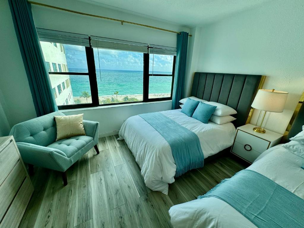 Directly on the Beach with Pool & Ocean View, Miami Beach