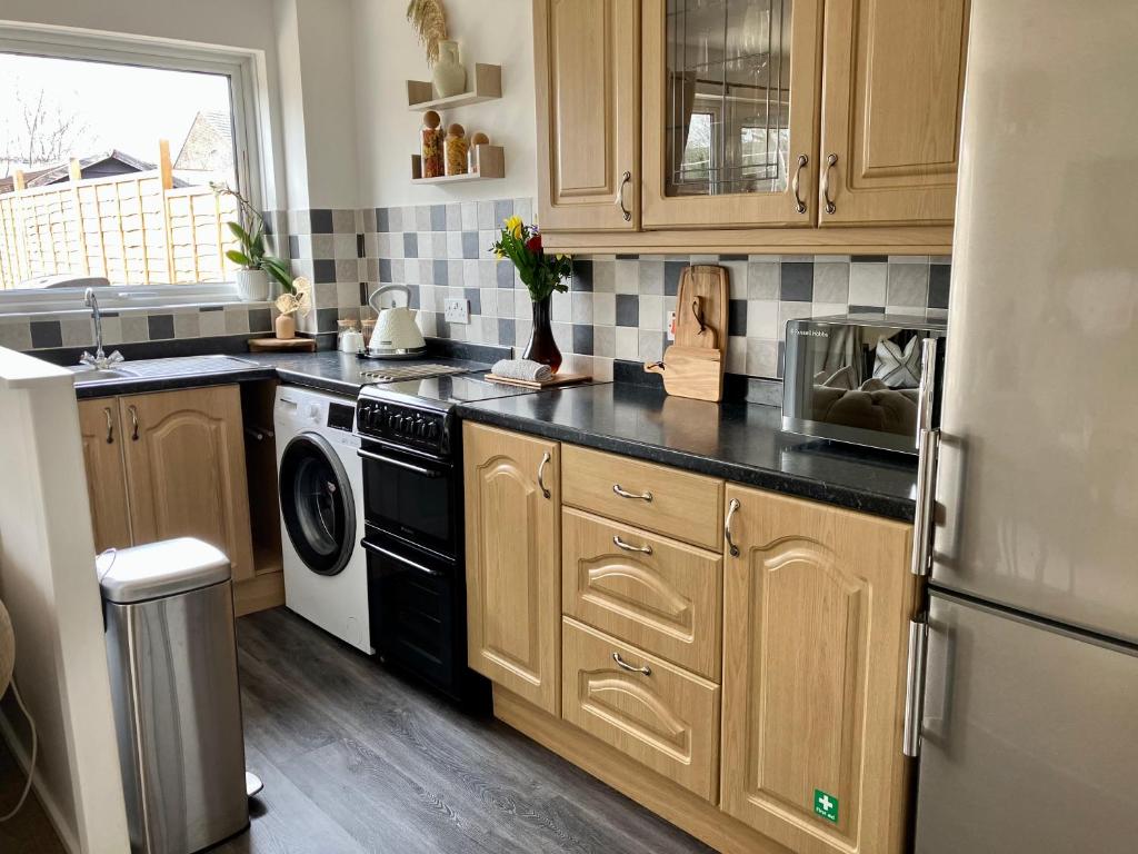 Central & Cosy, Home from Home with Large Garden & Free Parking, Bournemouth photo 3