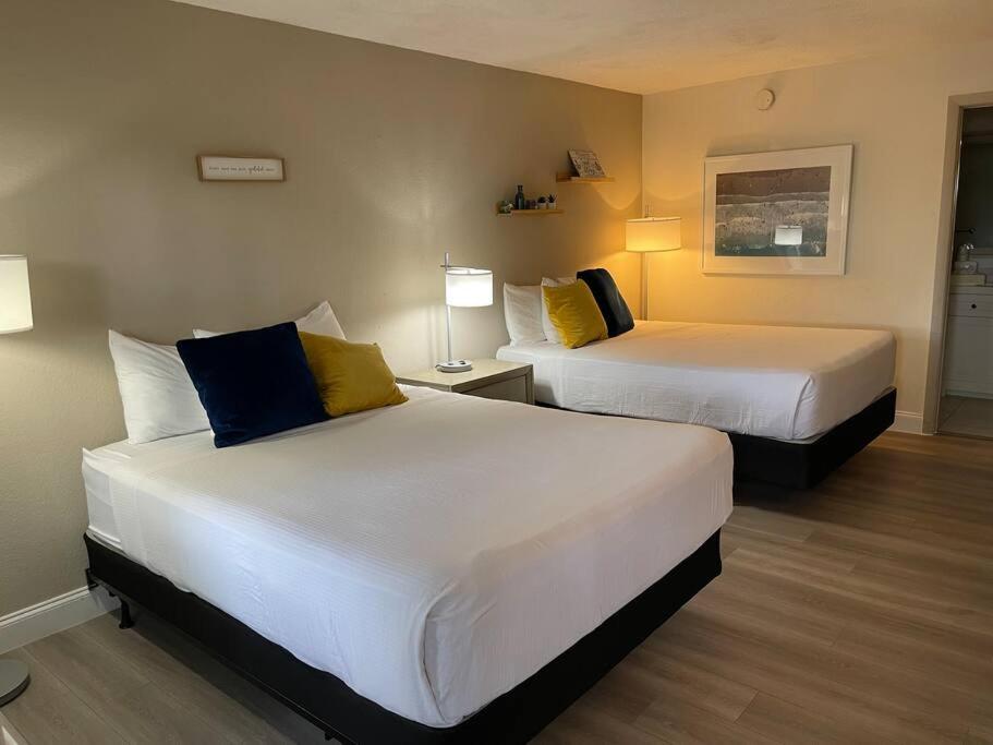 Heated Pool, Strong WI-FI, TV, Tiki Bar & Grill!, Sarasota