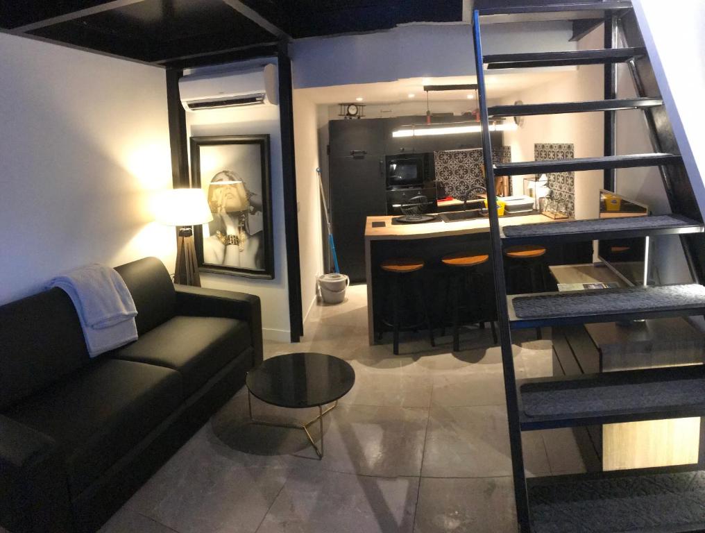 Une atypique et merveilleuse Petite maison en plein cœur de Nice, à proximité de la mer et des plages - 4