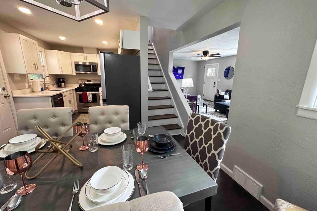 Incredible 5 BR 2 bath w HOT TUB close to Pitt