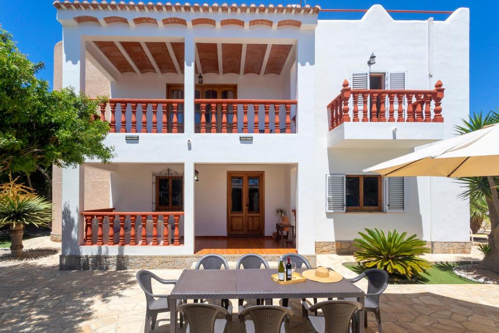 Villa in Playa D´en Bossa sleeps 9 - 5
