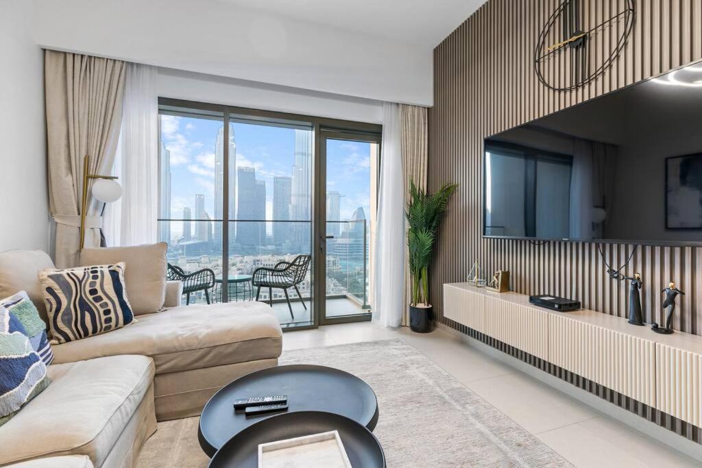 Keysplease Beautiful 2BR Burj Khalifa View, Burj Royale Downtown, Dubaj