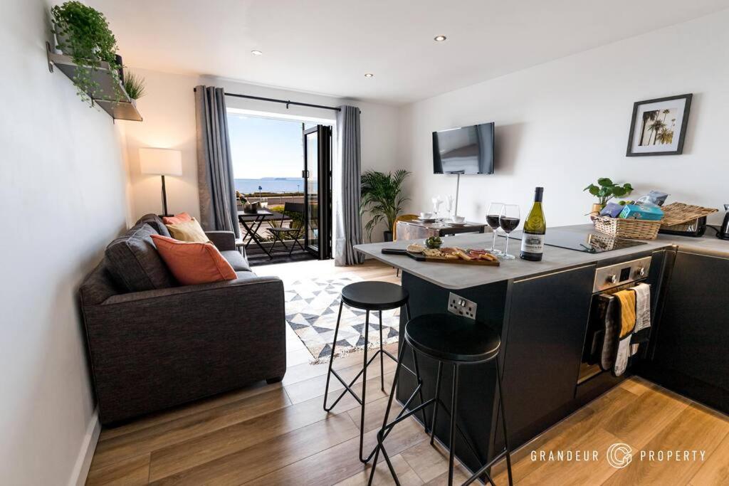 The Beach House by Grandeur Property, Bournemouth