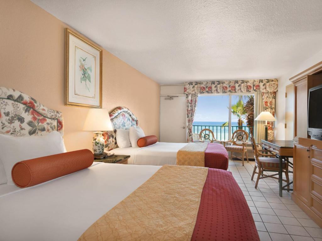 Days Inn by Wyndham Panama City Beach/Beachfront Resort