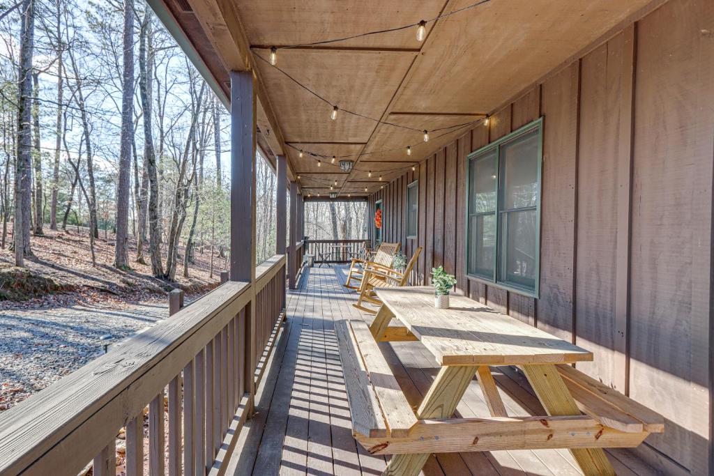 Peaceful Ellijay Cabin Pool Access and Resort Perks, Ellijay