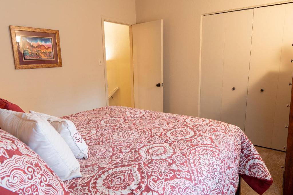 Grisham's View Condo: Central Condo with a Golf Course View!, Ruidoso