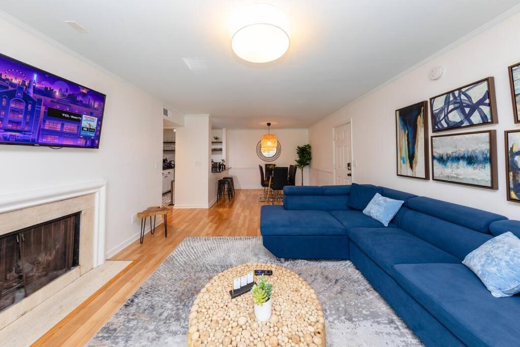 Midtown 2BR Gem with Private Balcony and Optional Parking Walkable to Vanderbilt, Music Row & Centennial Park, Nashville