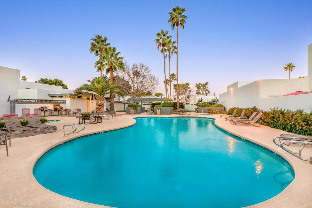 Central Location, Huge Pool, Upgraded Unit, Scottsdale