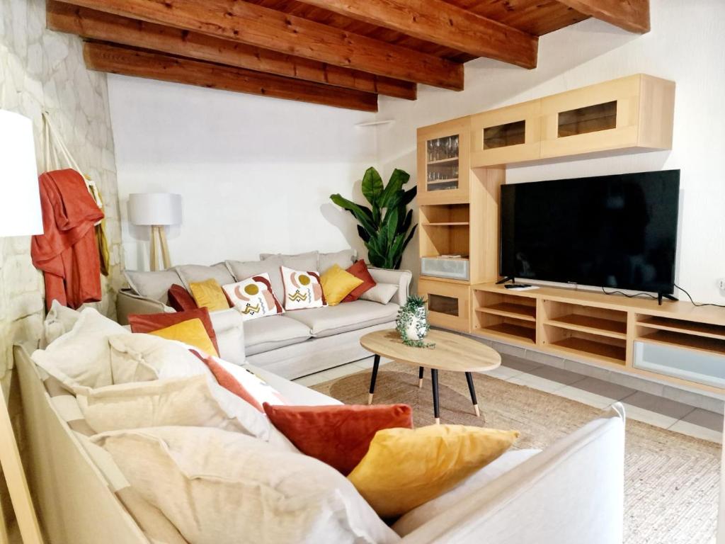 NOUVEAU - Maison Cozy 150m2 - 3 chambres - Grand Salon - Clim - Wifi fibre - Netflix - 5' du centre et gare - Cour intérieure - 15' des plages, Montpellier