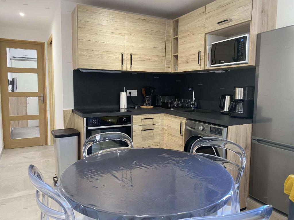Appartement T2 rénové avec climatisation et internet, proche centre et étang de Thau - FR-1-553-193 - 1