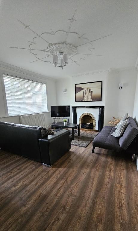 The Crescent, 3 bed house with 2-3 parking spaces, great for contractors and family, Kent