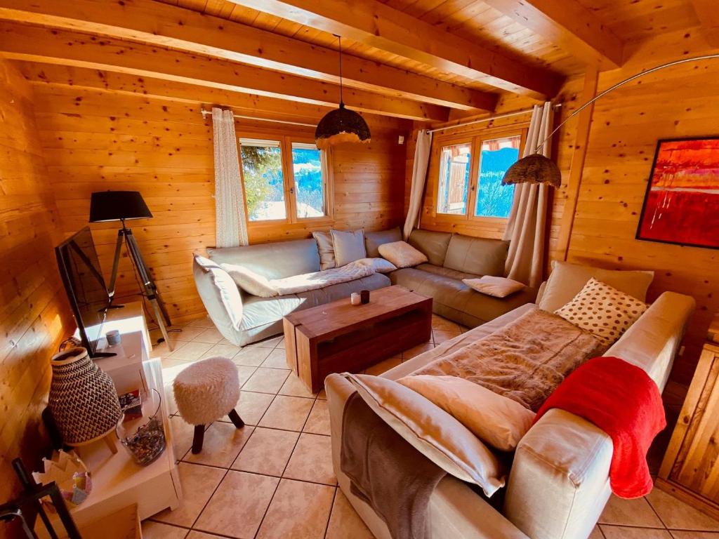 Chalet traditionnel avec garage double et terrasse - FR-1-459-227 - 2