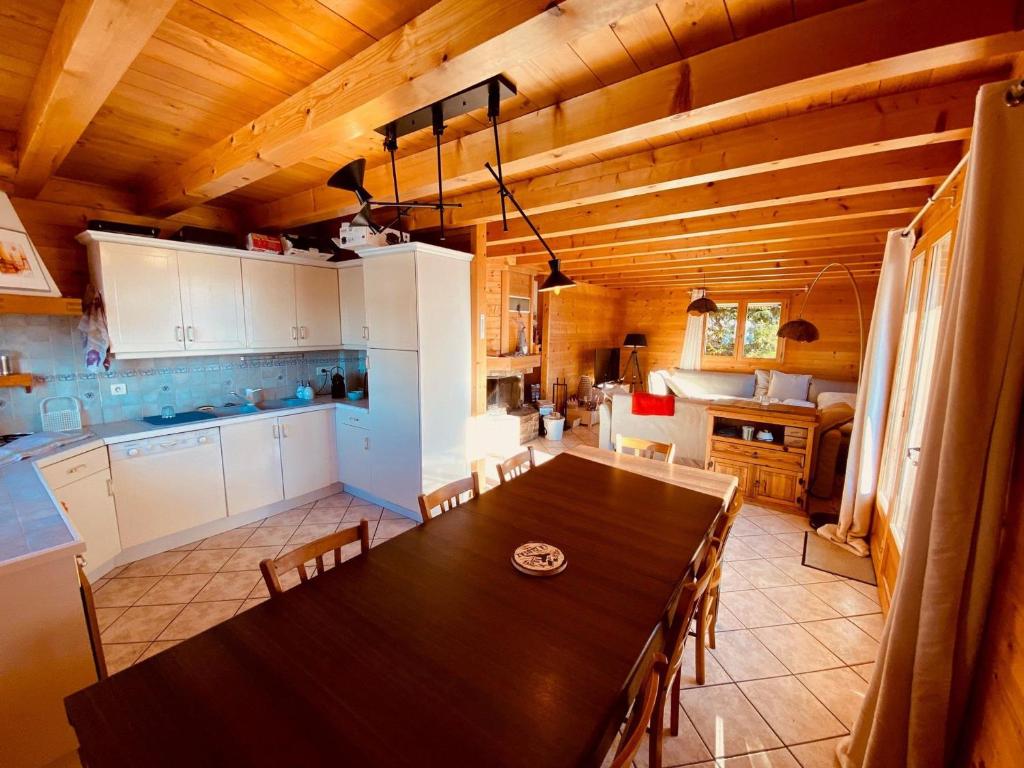 Chalet traditionnel avec garage double et terrasse - FR-1-459-227 - 3