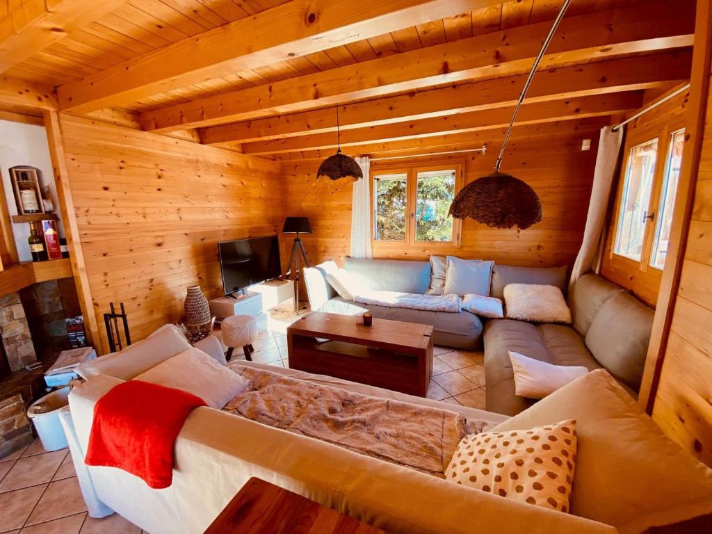 Chalet traditionnel avec garage double et terrasse - FR-1-459-227 - 4