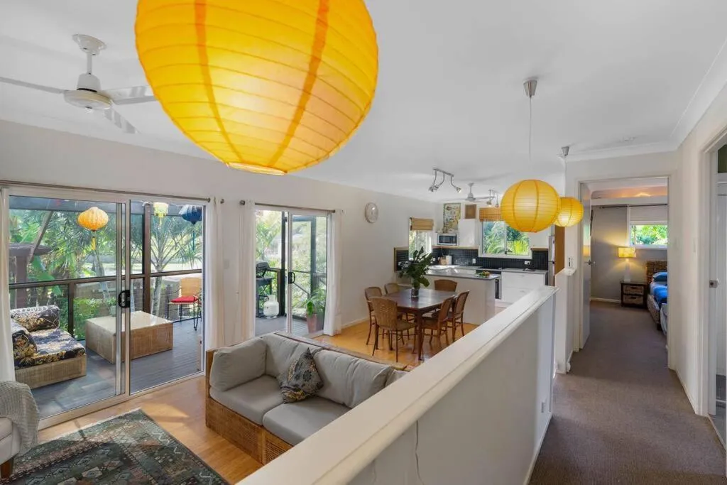 Enchanted Garden Cottage with Bikes and Air Con，位于Russell Island的酒店
