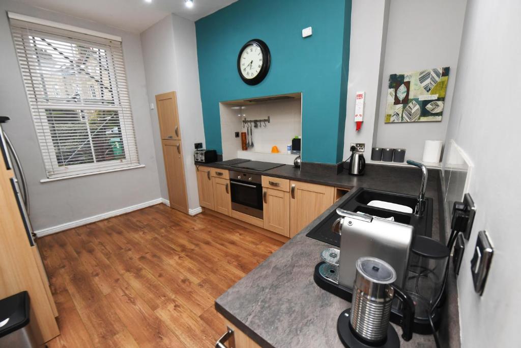 Harrogate Self Catering - Harrogate Convention View Suite - 5 En-suite Bedrooms, Harrogate