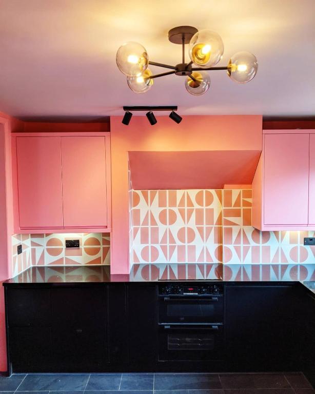 pet + kid friendly free parking v pink house!, Brighton and Hove