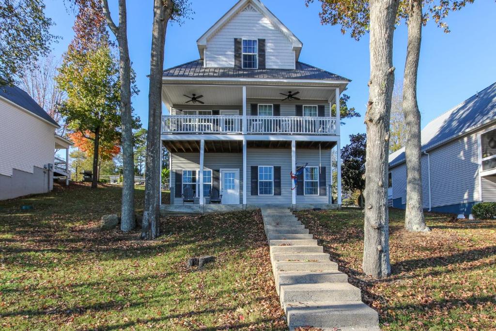 House #04 - Happy Camper-(No Pets) -Private Pier, Centre