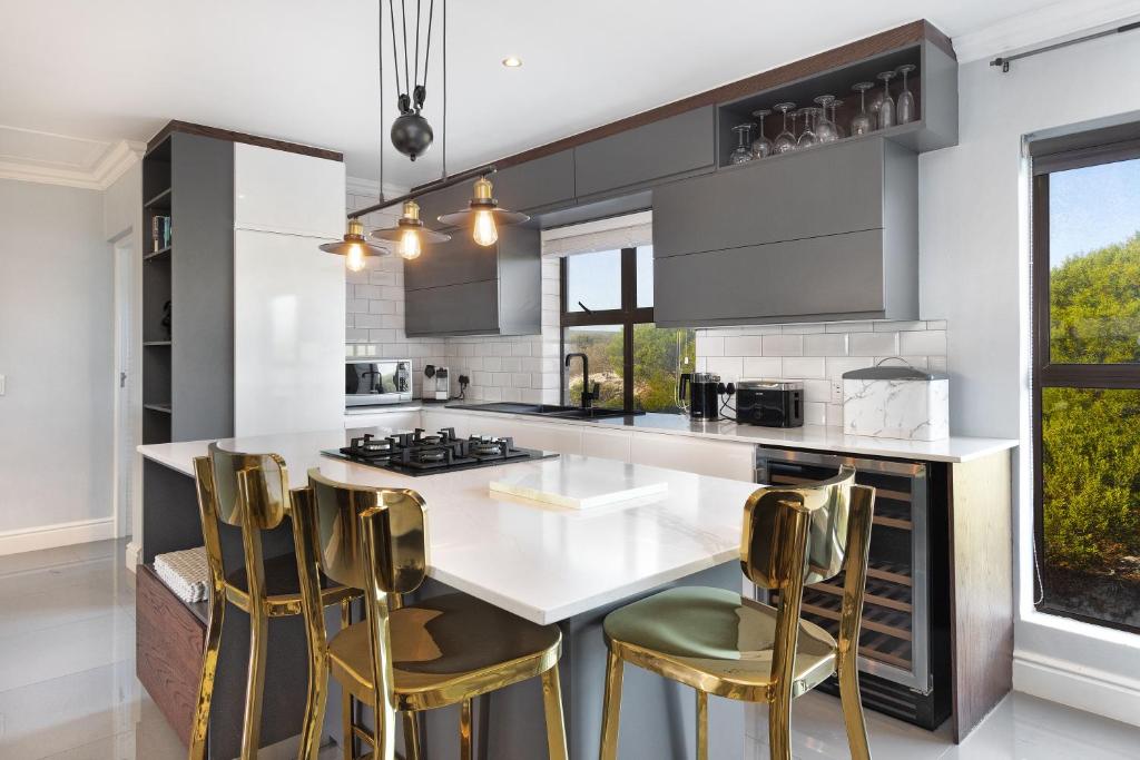 Island View 28 by Host Agents, Bloubergstrand