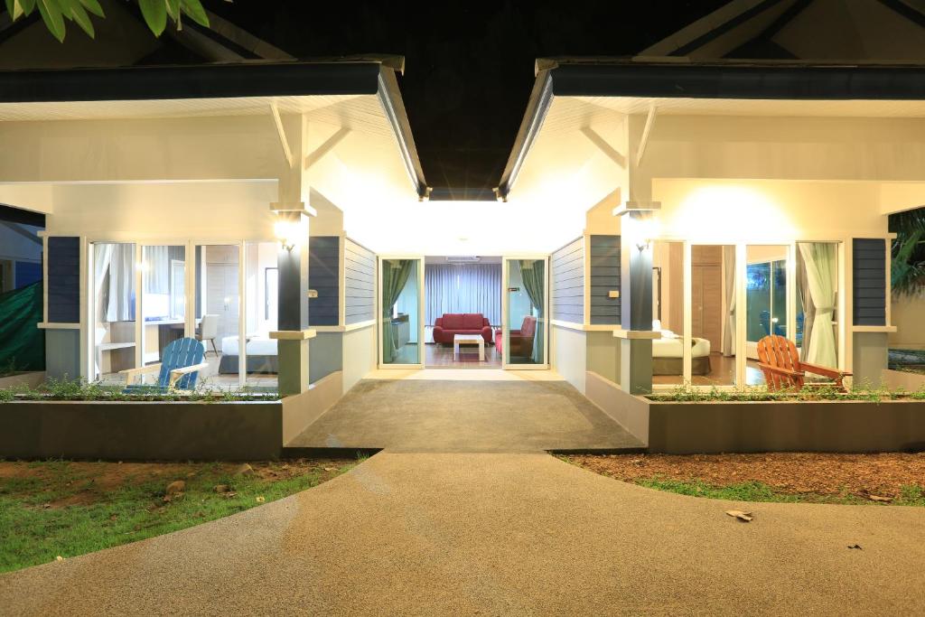 โรงแรมเจ้าหลาวทอแสงบีช (Chaolao Tosang Beach Hotel)