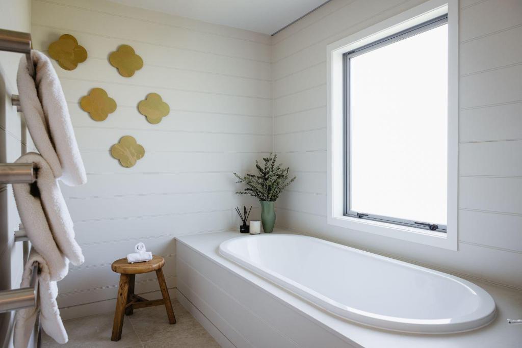 Bathroom, Craggy Range Vineyard Cottages in Hastings