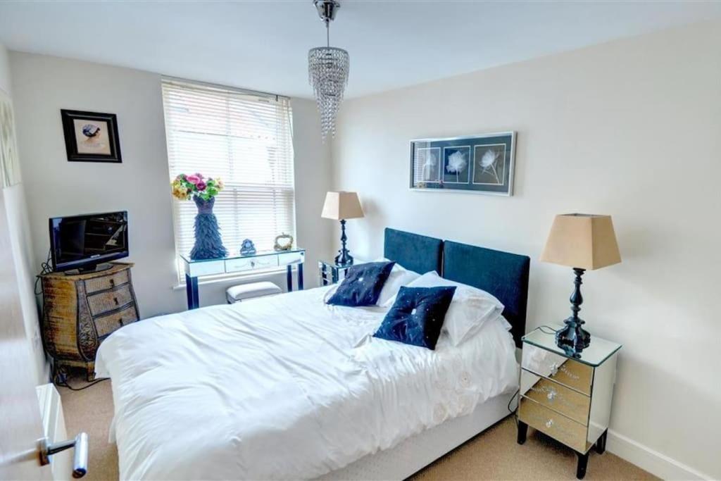 Stylish 2 Bed Apartment With Great Views, Scarborough