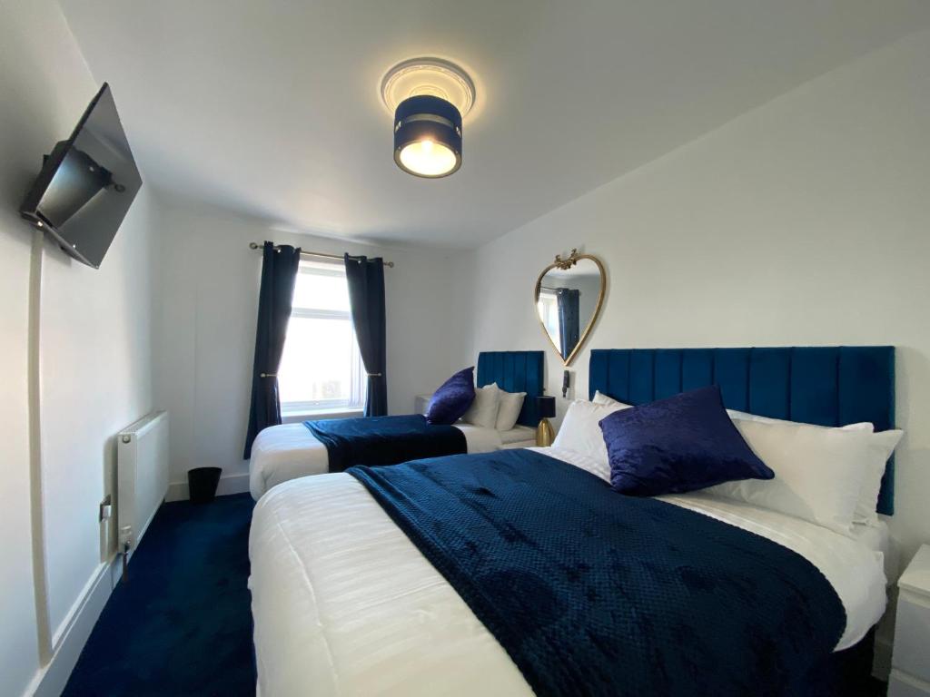 AQUARIUS APARTMENT - SEA VIEW - SLEEPS SEVEN, Blackpool