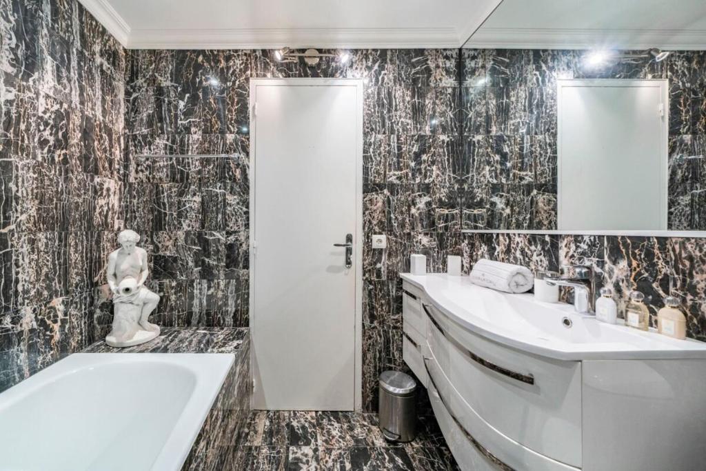 Nice 2-3 bedroom ideally located - 5