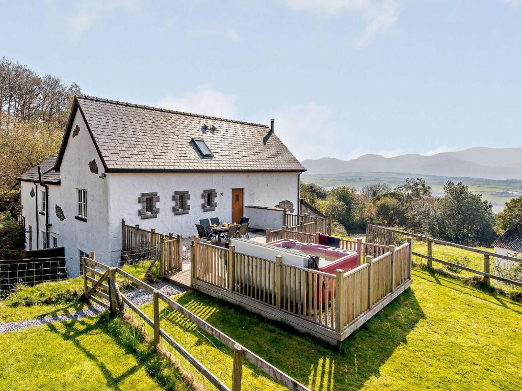 3 Bed in Conwy 74146, Eglwys-Fâch