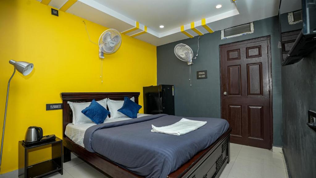 HIVEE-1 Rooms & Living AC