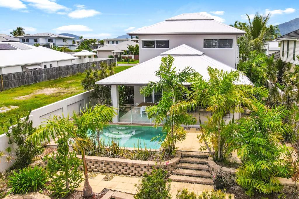 The Anchorage - Ultimate Waterfront Villa, Trinity Beach