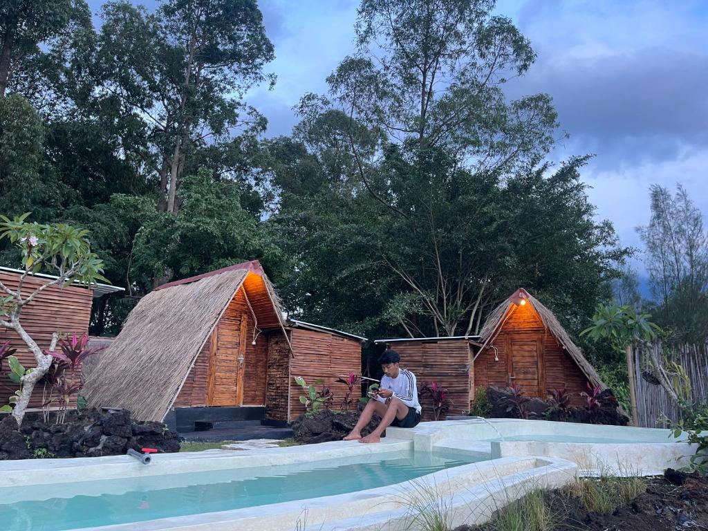 Triangular house and hot spring, Kubupenlokan