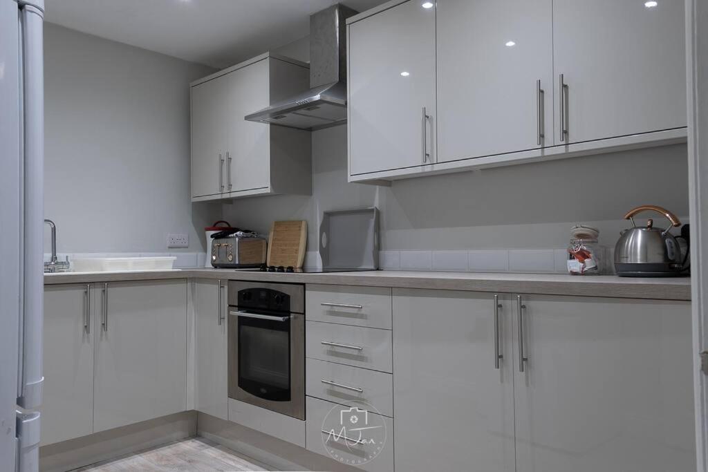 Flamingo - Two-Bed Apartment with Seaview , Great Location, Scarborough