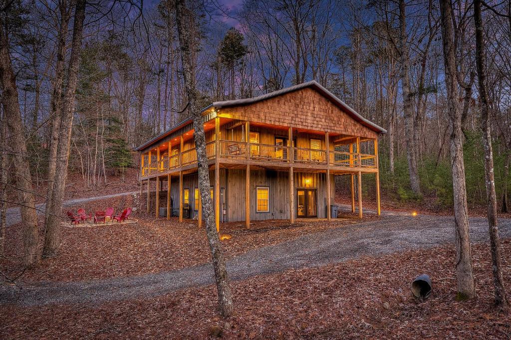 Relaxing, Modern Cabin w/ Hot Tub and Game Room, Ellijay
